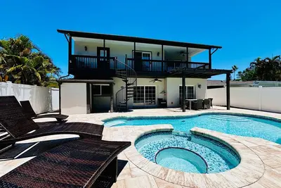 Image de Heated Pool/Foosball, Pac Man Arcade, walk to beach