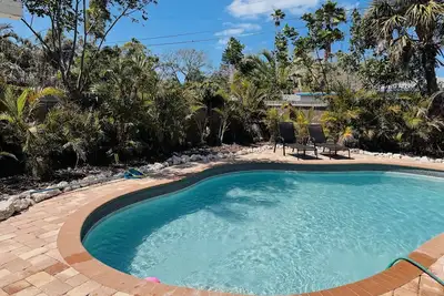 Image de Newly remodeled/private pool/3 min walk 2 beach