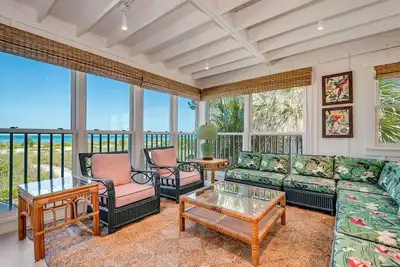 Image de 2 Bed, 2. 5 Bath Well Appointed Condo on the Beach