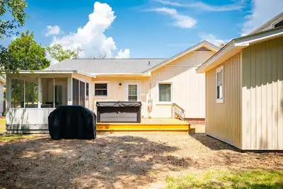 Image de Island Breeze: Cute, Comfortable Beach Cottage With a Hot Tub Near Scenic Walkwa