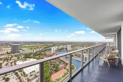 Image de Elegant Three Bedroom Beachfront Penthouse