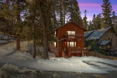Image de Moon Bears Modern Chic Dog Friendly Cabin