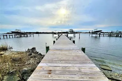 Image de Large Waterfront Home with private dock and hottub, 3 miles to Beach