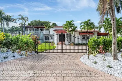 Image de Villa Capri, Waterfront, pool & Tennis Court, 30 day min