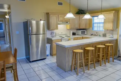 Image de Ground Floor Duplex * 1/2 block to Beach * Bbq ok (Blue Siren House) by RedAwning