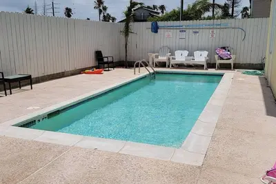 Image de * Overlooks Pool * Easy Walk to Beach * #D (Island Morning Sun 4) by RedAwning