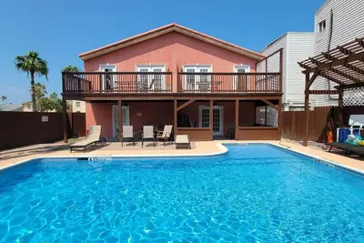 Image de *Cozy 2 bedroom *Big Pool * 75 yards to Beach (Campeche Triplex – C – Two Bedroom) by RedAwning