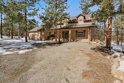 Image de La Hacienda Bv: Family-friendly cabin nestled on 2 acres in the woods