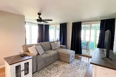 Image de Newly Remodeled Cabin Steps from Sylvan Lake