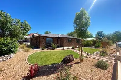 Image de Located in Kanab, Utah. 3br/3ba home with Big Yard & Private Hot Tub! Near Zion
