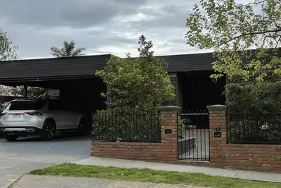 Image de Large mid century executive family home with pool in prestige suburb
