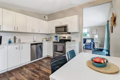 Image de Tropical Beach Bungalow Up | 3 bedrooms | Across Street from Beach | Deck