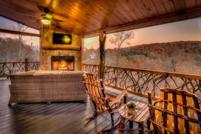 Image de Ez Come Ez Geaux - Mountain View | Pet Friendly | Hot Tub | Fire Pit | Arcade Games
