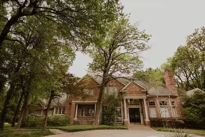 Image de Mini Mansion with Pool, Hot Tub, Decking Overlooking Pond & Games