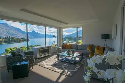 Image de Lakefront Luxury