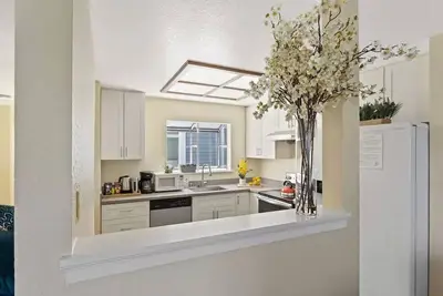 Image de Inviting & Modern - Garage\/Kitchen\/Family Friendly - 3b\/2ba - 12 min Sf\/O
