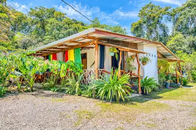 Image de 5 min walk to town/beach Quaint 4 Br Eco Lodge