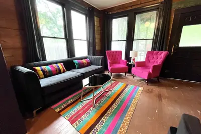 Image de One of a kind. Steps from Soco!