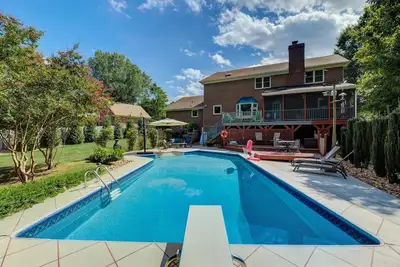 Image de Relaxing Getaway w\/ Salt Pool, HotTub, Fire Pit, Foosball. Private Luxury \/ Hpu