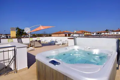 Image de Appartement de vacances Alpa en bord de mer, avec terrasse sur le toit et jacuzzi