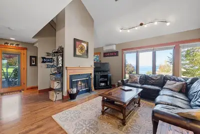 Image de 3 Bedroom lakeview townhouse!