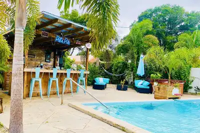 Image de Pool, Bar, Hottub! Central location. Near Beaches and Airports. Dog friendly