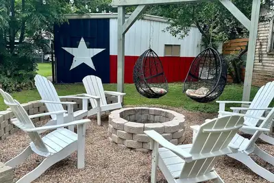Image de Washington House: Steps to Dwtn; Backyard oasis with fire pit\/pool table\/games
