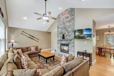 Image de Newly Renovated! Sleeps 13 4br / Hot Tub / Wifi / 2 Game Rooms / Deck / Grill