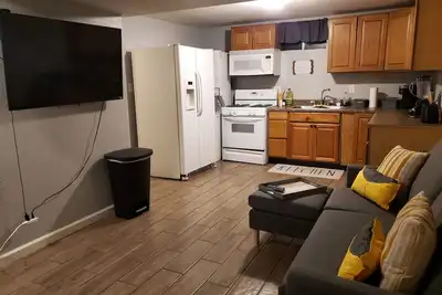 Image de 1 Brm Basement Apartment/ 420 friendly outside