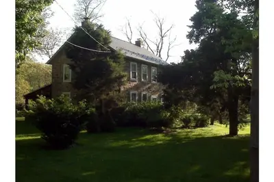 Image de Historic stone house in a rural setting in the Lehigh Valley