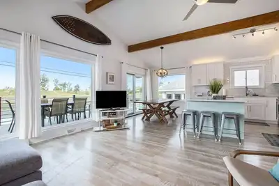 Image de Muskegon Beach House Oasis With Pool!