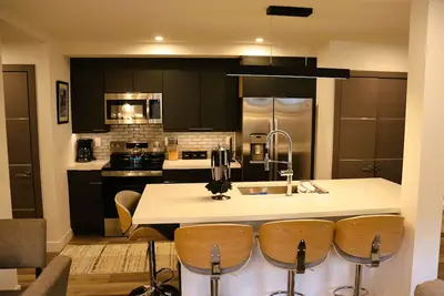 Image de Cozy 2 Br / 2ba Apt - Steps from Ski School and the Village w/ 2 parking spaces!