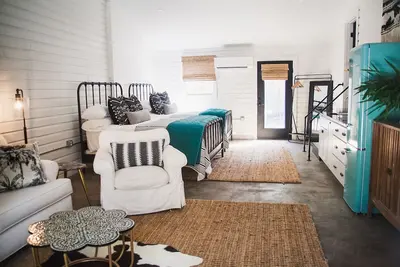 Image de Heart of the Ssi studio cottage, fresh design, Walk to shops\/dinner\/lighthouse