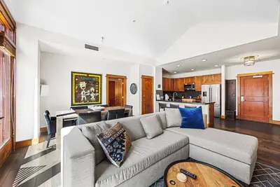 Image de Lux Remodeled Condo in Northstar Village |Pool & Gym Access | Close to Biking | Steps to Restaurants