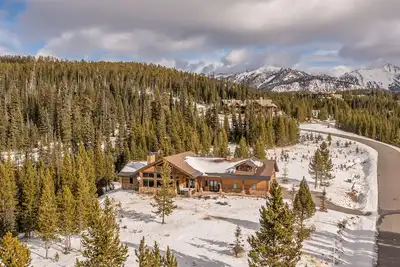 Image de Grand Estate! Ski-in/out, Hot Tub, 4 Fireplaces, Boot Dryer, Grill, 10m to Resor
