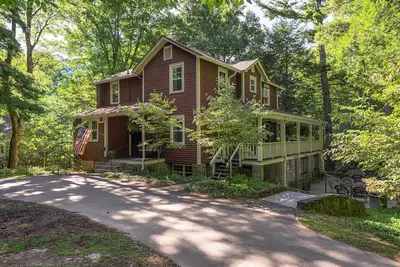 Image de Birdwood | Renovated Historic Montreat Home with Deck, Fire Pit & 2 Grills!