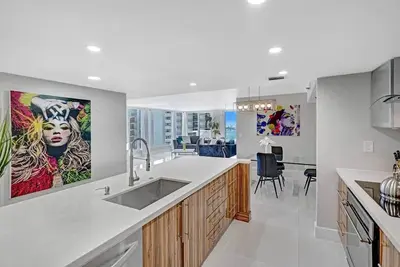 Image de The Queen B! 2 Bedroom Renovated Condo w/ Water and City Views, 2 master Suites