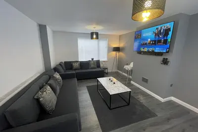Image de New Luxurious Modern Large 3 Bedroom House (10 Guests and more)