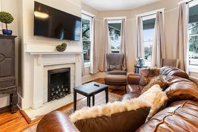 Image de Alluring Victorian Home Near Forsyth Park w/ Courtyard by Lucky Savannah