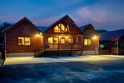 Image de Sleeps 24+! ! Private Heated Pool! Game Room at Blue Smoke Lodge! !