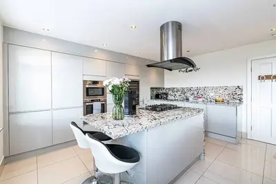 Image de City Centre Duplex - Racecourse views w/ parking
