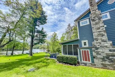 Image de Adorable Lakefront Cottage with Hot Tub and Dock! Pet friendly