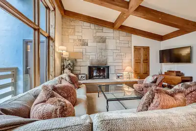 Image de Ski-in Condo w Vail Views near Gondola, Tt5c