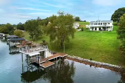 Image de Pet Friendly-180 Feet of breathtaking shoreline on peaceful Smith Mountain Lake!