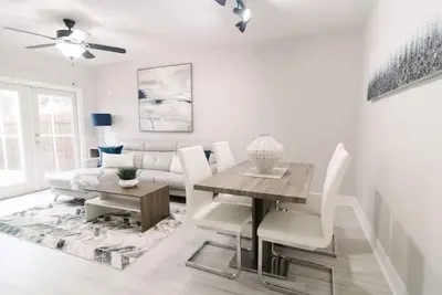 Image de Sophisticated Tampa Townhome Conveniently Located Nearby Midtown Tampa & Airport!