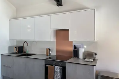 Image de Appartement-Moderne-Salle de bain privée séparée-Wells
