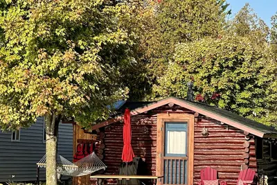 Image de Summer Getaway - Cozy Log Cabin right on Crooked Lake Waterfront