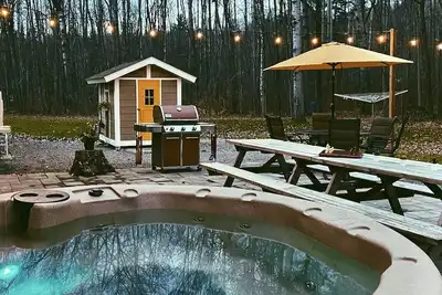 Image de Luxury Private Cottage on Five Acres w/ Hot Tub & Direct Access to Public Beach!