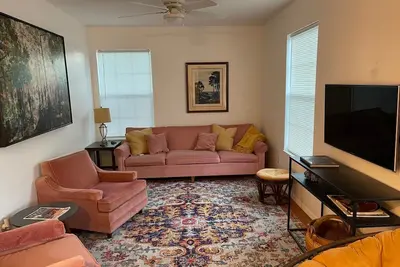 Image de Cute, clean, 2b. 2ba Home in Historic district -Near bayou & Craig Park.