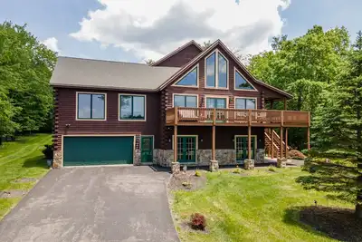 Image de New! Knotty Pine Chalet: Lake Access, Hot Tub, A/C, Fireplace!